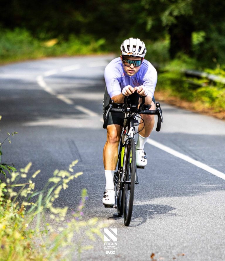 Der Gründer Tom Hornuff mit seinem Rennrad im Ultracycling-Rennen GRANDIAGONAL by evoc