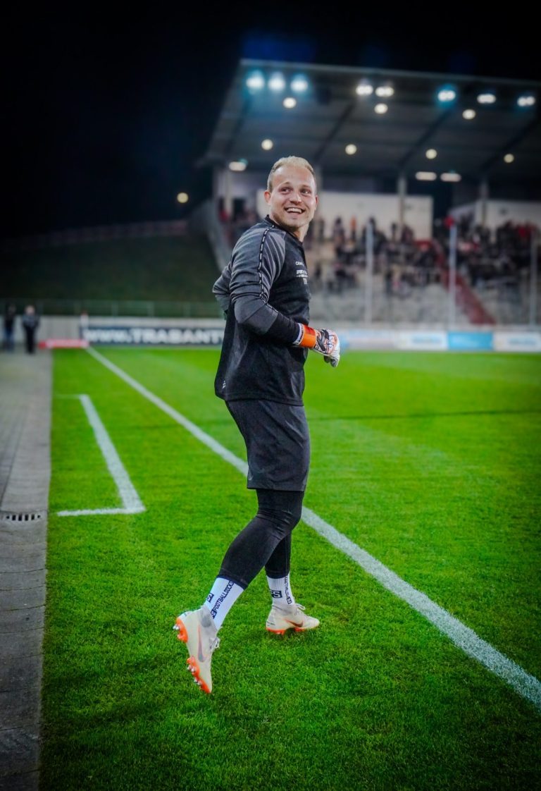 Der Gründer Tom Hornuff in seiner ehemaligen Rolle als Torwarttrainer im vollen Stadion bei Flutlicht.