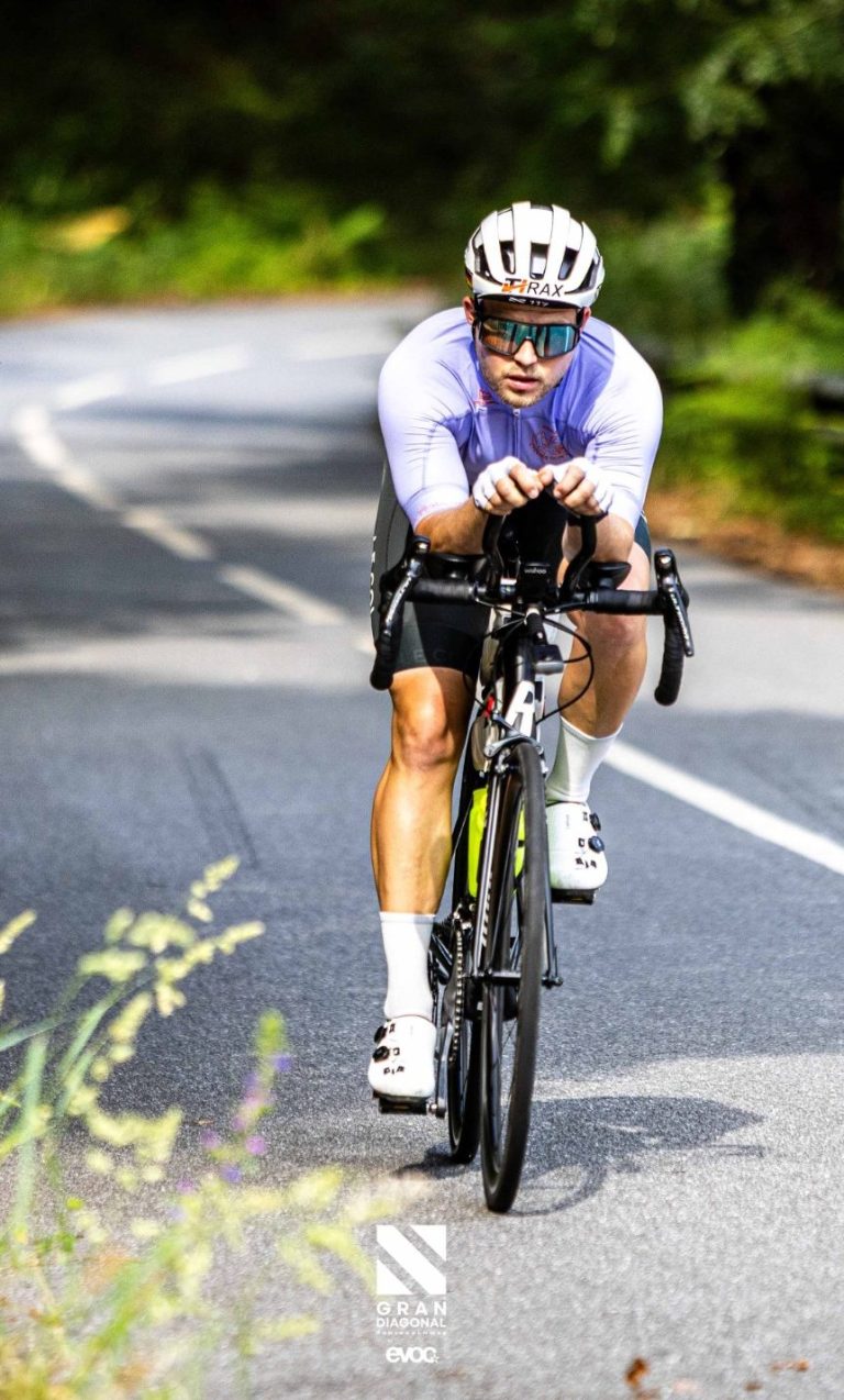 Tom Hornuff, der Gründer von THRAX Performance in Aeroposition auf seinem Rennrad während eines Ultracyclingrennens
