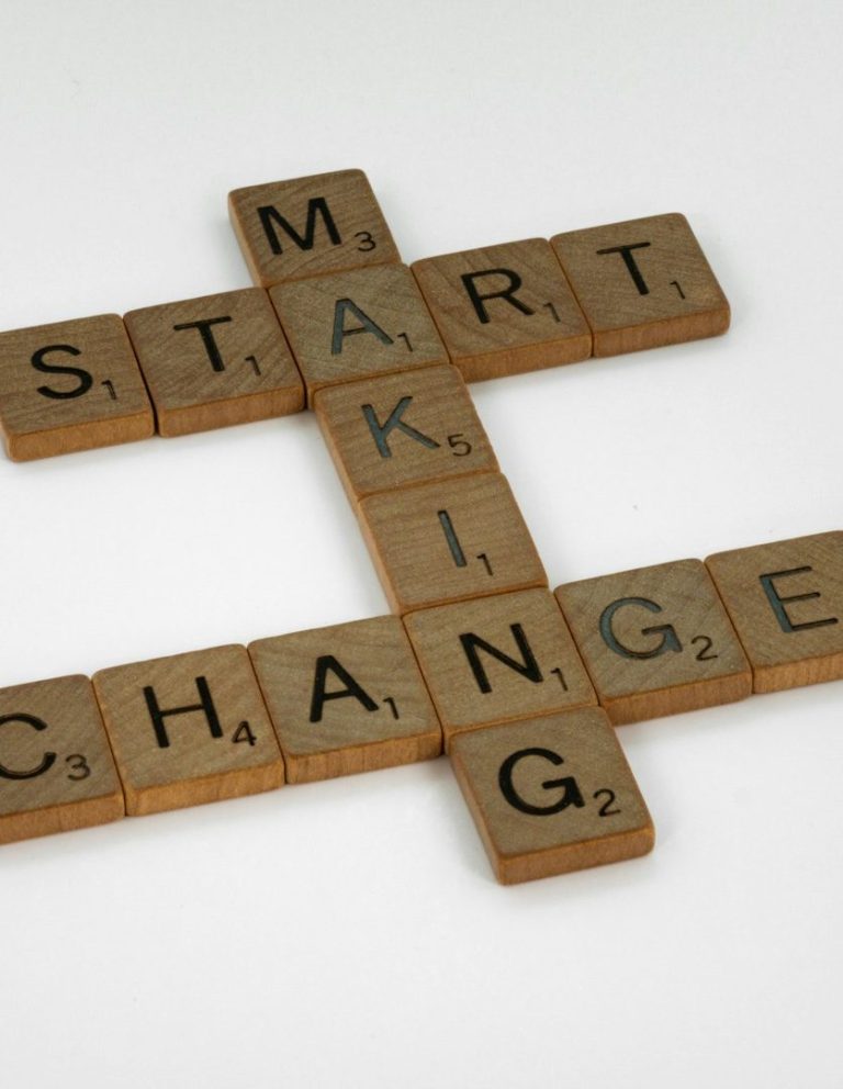 Wortspiel mit den Begriffen „START“, „MAKING“ und „CHANGES“ auf Holzplättchen.